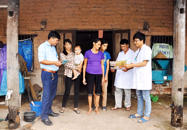 Cán bộ Phòng Y tế huyện phối hợp với các Trạm Y tế xã vùng khó khăn tới tuyên truyền vận động người dân phòng bệnh