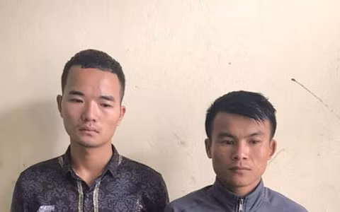 Thạch và Long cùng tang vật tại cơ quan điều tra (Ảnh: Công an Thanh Hóa)