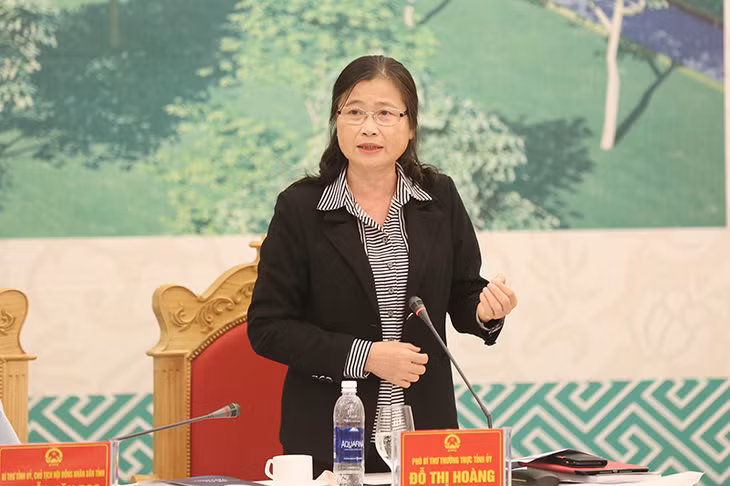 Đồng chí Đỗ Thị Hoàng, Phó Bí thư Thường trực Tỉnh ủy làm rõ hơn một số nội dung đoàn công tác Ủy ban Pháp luật của Quốc hội cần tìm hiểu.