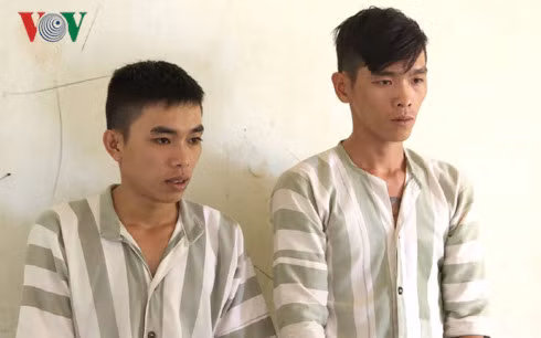 Hai đối tượng Hòa (bên phải) và Cường (bên trái) tại cơ quan điều tra.