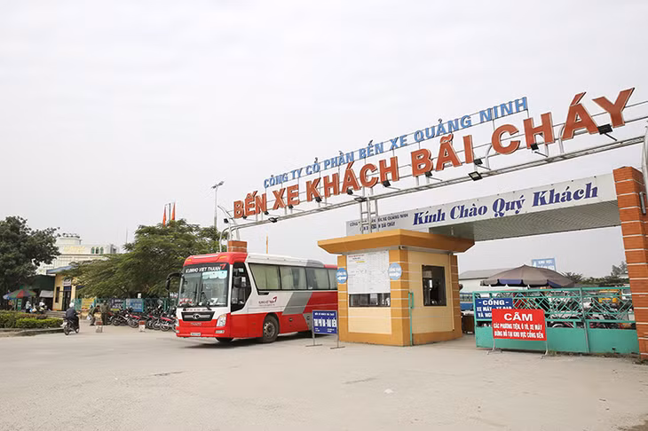 Khu vực cổng Bến xe khách Bãi Cháy được sắp xếp lại, đảm bảo thông thoáng cho phương tiện ra vào.