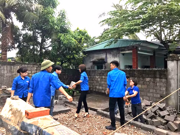 Các ĐVTN phường Cẩm Sơn (TP Cẩm Phả) tham gia xây dựng ngôi nhà “Khăn quàng đỏ” cho em Nguyễn Vũ Huy Thành, lớp 4A5, trường Tiểu học Cẩm Sơn 1