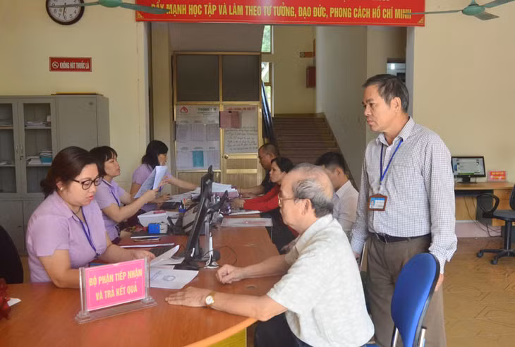 Đồng chí Phùng Đình Công, Phó Bí thư Thường trực thị trấn Trới, huyện Hoành Bồ kiểm tra việc tiếp công dân giải quyết thủ tục hành chính của cán bộ tại bộ phận tiếp nhận và trả kết quả của thị trấn.