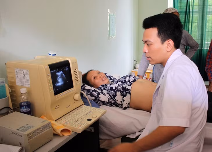 Người dân xã Lương Mông, huyện Ba Chẽ được KCB bằng máy siêu âm tại TYT xã.