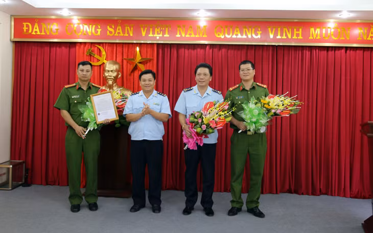 Lãnh đạo Cục Hải Quan tỉnh khen thưởng nóng cho các tập thể có thành tích xuất sắc trong chiến công bắt giữ 55.000 bao thuốc lá nhập lậu.