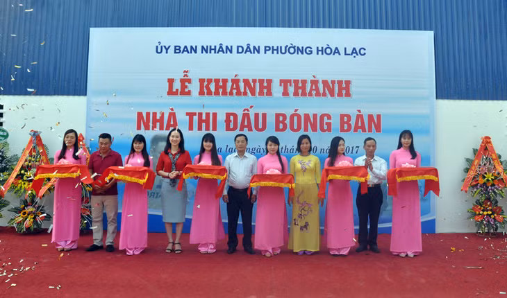 Các đại biểu cắt băng khánh thành nhà thi đấu.
