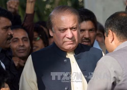 Thủ tướng Pakistan Nawaz Sharif (giữa) rời khỏi phiên tòa xét xử cáo buộc tham nhũng ở Lahore ngày 4/10. Ảnh: AFP/TTXVN