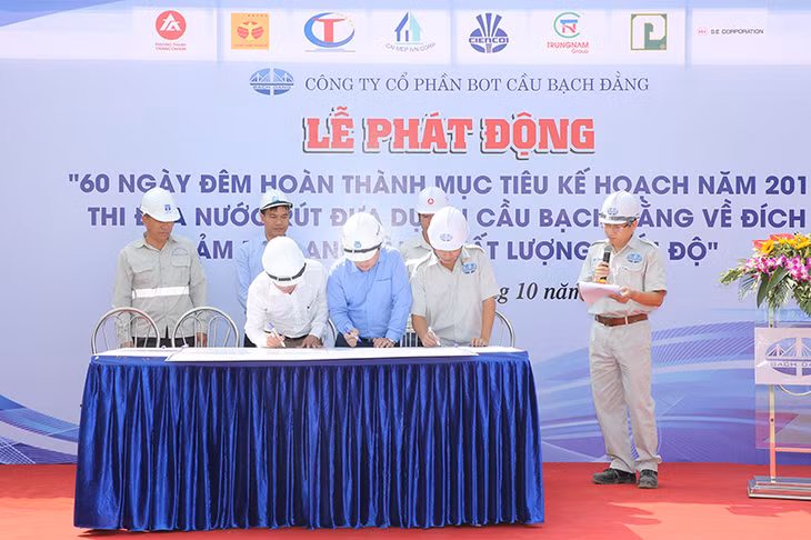 Chủ đầu tư và các nhà thầu ký cam kết thi đua hoàn thành nhiệm vụ kế hoạch năm 2017