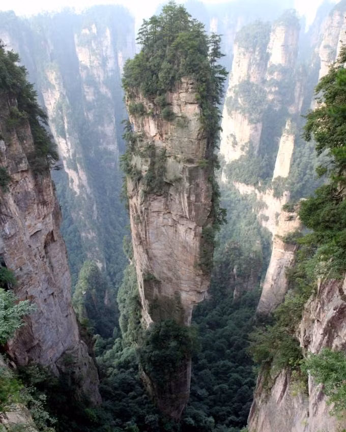 Những ngọn núi Tianzi ở Trung Quốc, luôn là nguồn cảm hứng bất tận cho các nhà làm phim hành động của Mỹ.