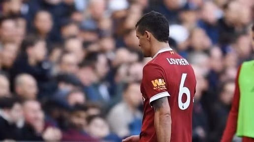  Dejan Lovren sớm phải rời sân trong hiệp 1 trận đấu vơi Tottenham.
