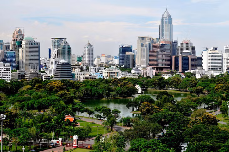 Công viên Lumpini, Bangkok, Thái Lan: Bạn có thể thư giãn ở công viên Lumpini bằng cách thuê thuyền đạp trên hồ, tập thái cực quyền vào buổi chiều (miễn phí) hay lang thang dọc các tuyến đường rợp bóng cây. Ảnh: Baanguru.