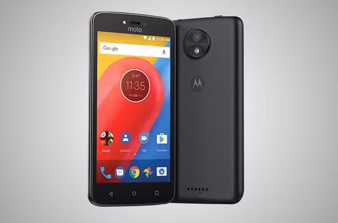 Vẫn thiết kế đơn giản nhưng ngoại hình của Moto C đem lại sự mới lạ, trẻ trung hơn so với nhiều smartphone phổ thông. Giá cao hơn Roar Plus của Coolpad nhưng model 4G của Motorola không có nhiều khác biệt về cấu hình. Dung lượng RAM cũng chỉ 1GB. Moto C dùng chip MediaTek 6373 và pin được nâng lên 2.350 mAh. Tuy nhiên, đáng giá nhất là việc máy dùng phiên bản Android mới 7.1 Nougat cùng với giao diện nguyên bản từ Google.