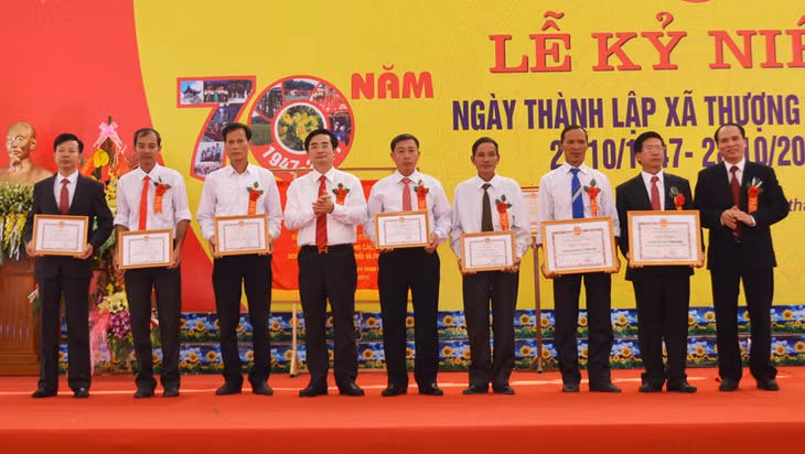 Cũng nhân dịp này, 21 tập thể và 28 cá nhân đã được TP Uông Bí và xã Thượng Yên Công khen thưởng vì thành tích xuất sắc trong sự nghiệp xây dựng và phát triển xã Thượng Yên Công.