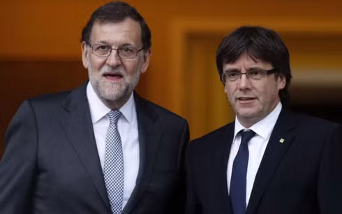Thủ tướng Tây Ban Nha Rajoy (trái) và cựu Thủ hiến Catalonia Puigdemont. Ảnh: Vozpopuli.