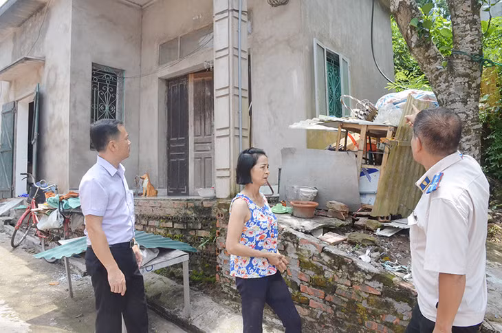 Lãnh đạo Chi cục THADS huyện Tiên Yên trực tiếp đến vận động người dân tự giác thi hành án.