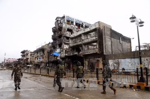 Binh sĩ Philippines tuần tra tại Marawi sau khi thành phố này được giải phóng ngày 17/10. Ảnh: THX/TTXVN