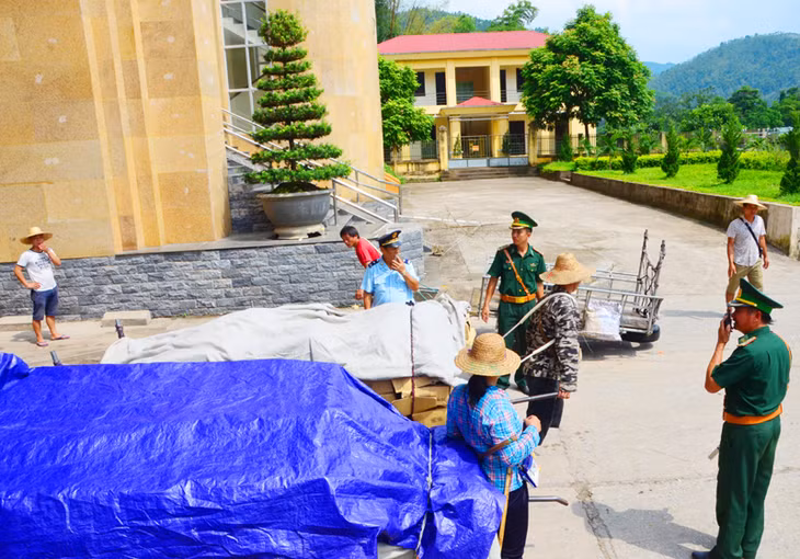Lực lượng chức năng kiểm soát hàng hóa XNK qua của khẩu Hoành Mô.