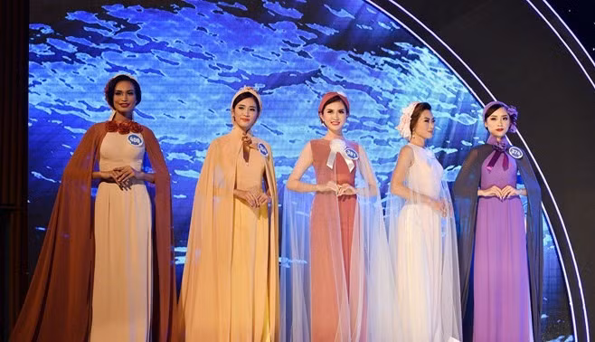 Phần thi trang phục áo dài cách tân cũng bị chê rườm rà.