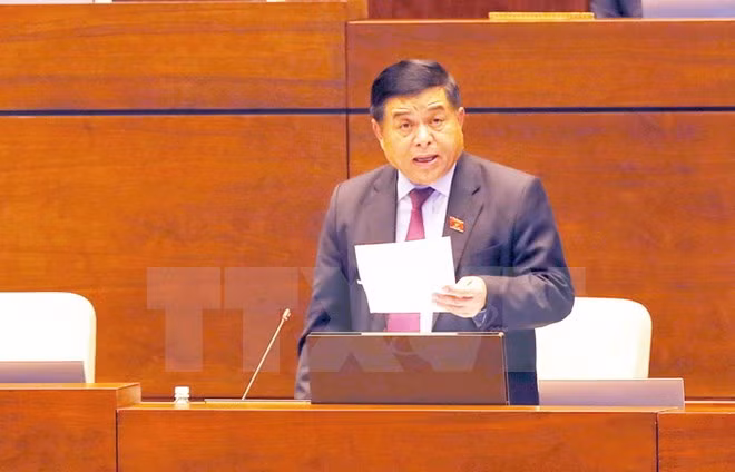 Bộ trưởng Bộ Kế hoạch và Đầu tư Nguyễn Chí Dũng phát biểu, giải trình, làm rõ các ý kiến của các đại biểu Quốc hội. (Ảnh: Nguyễn Dân/TTXVN)