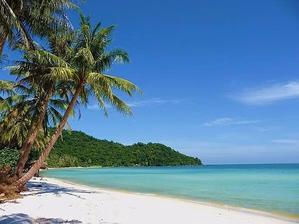 Thời điểm Phú Quốc đẹp nhất là vào tháng 10 đến tháng 3 năm sau), nước biển trong vắt, những dòng suối yên bình cùng nhiều hải sản độc đáo sẽ khiến bạn bị thu hút.
