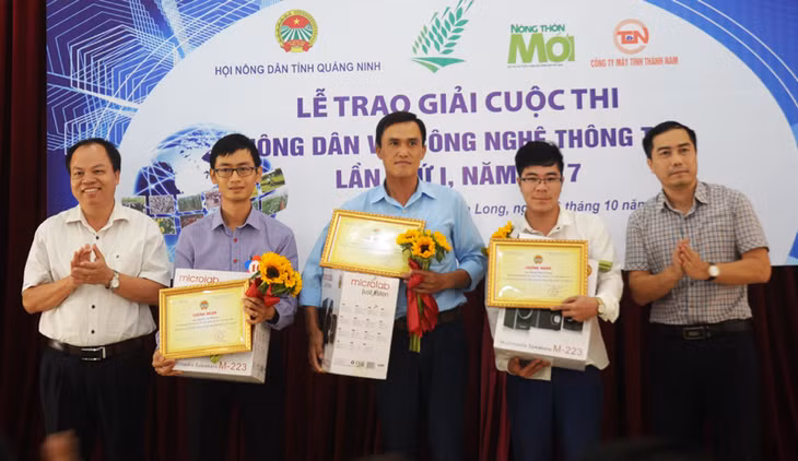Ban Giám khảo trao giải cho các thí sinh đạt điểm cao