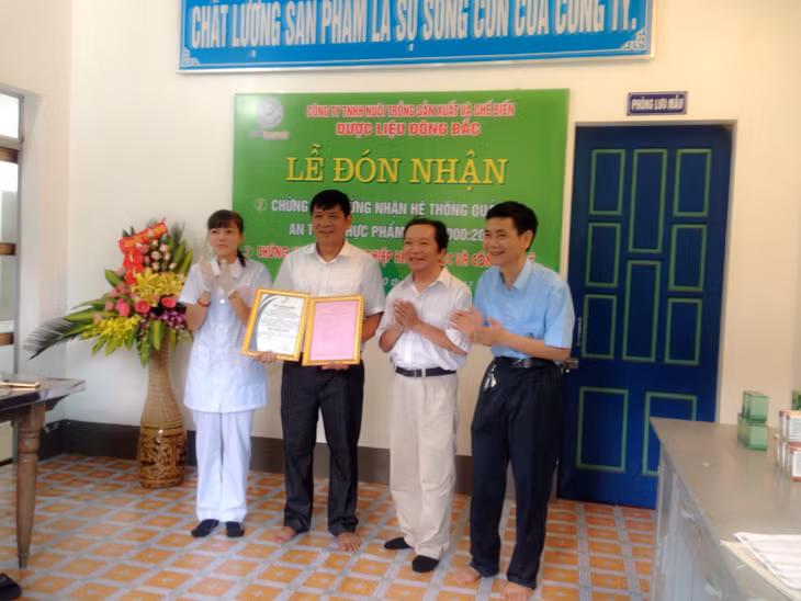 Lãnh đạo Sở KH&CN trao giấy chứng nhận doanh nghiệp KH&CN và chứng chỉ chứng nhận ISO 22000:2007 cho Công ty TNHH Nuôi trồng, sản xuất và chế biến dược liệu Đông Bắc