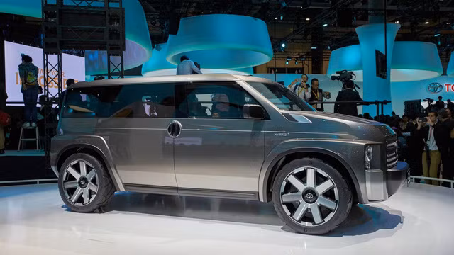 Trong hàng loạt mẫu xe concept ra mắt tại triển lãm Tokyo 2017, Toyota Tj Cruiser nổi bật lên với kiểu dáng lạ mắt. Bí quyết thu hút sự chú ý của Toyota Tj Cruiser nằm ở thiết kế lai giữa xe SUV và xe van hiếm có.