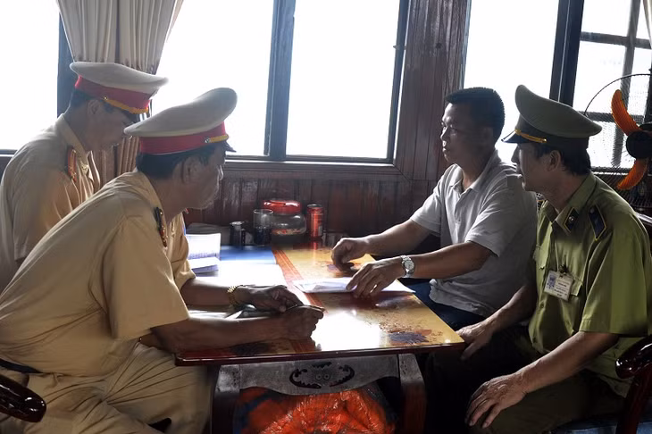 Đội QLTT số 1 phối hợp với Phòng Cảnh sát đường thủy Công an tỉnh thường xuyên kiểm tra, nhằm ngăn chặn, phát hiện các vi phạm trong hoạt động vận chuyển khách du lịch trên VHL