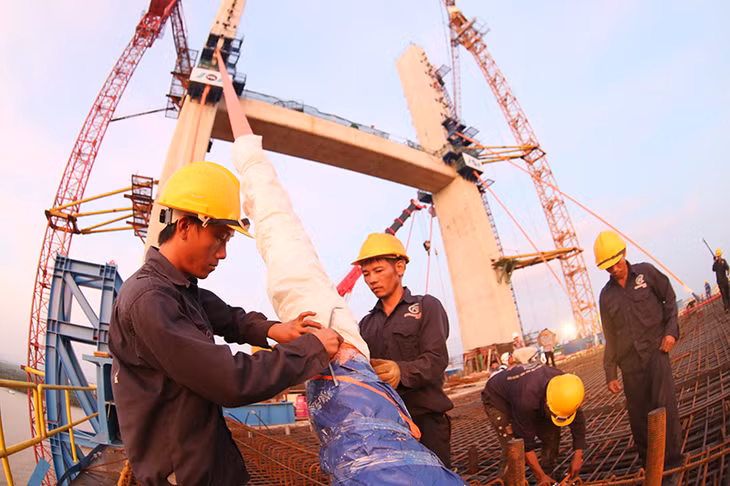 Những bó cáp đảm nhận vai trò níu giữ khối đúc dầm hộp đúc hẫng K1 đã được căng kéo.