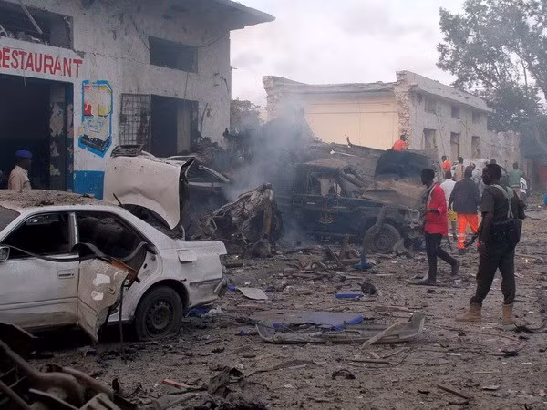 Hiện trường vụ đánh bom xe ở Mogadishu. (Nguồn: Reuters)
