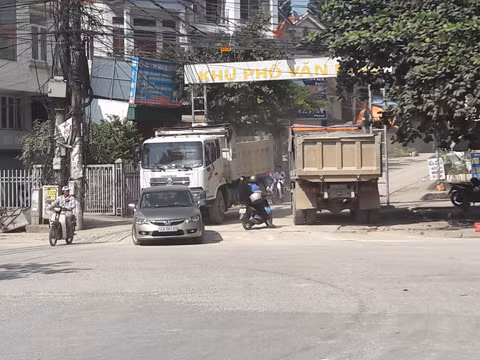Các phương tiện chạy dày đặc đi vào tổ 18, khu 2, Hà Khẩu 