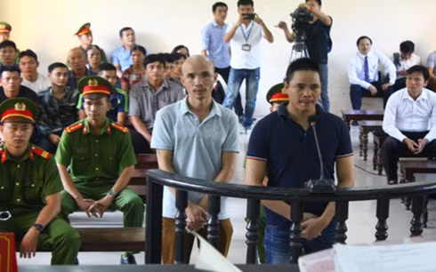 Thuận và Phương (từ trái qua) tại phiên tòa ngày 26/9.