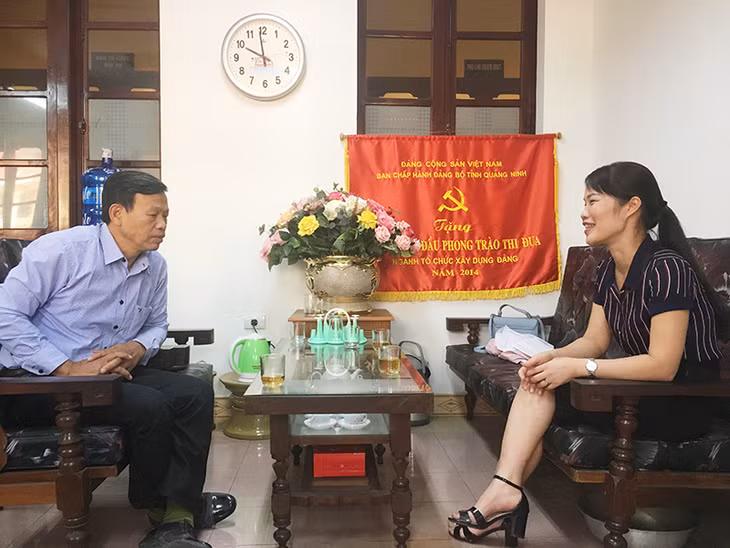 Bí thư Chi bộ kiêm trưởng khu Hoàng Thạch, phường Cẩm Thạch trao đổi với Ban Tổ chức-Nội vụ về việc triển khai một số nghị quyết