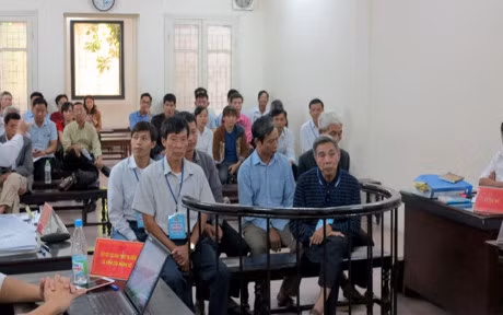 Nhóm cựu cán bộ bán đất công trái phép tại phiên tòa phúc thẩm - Ảnh: VOV