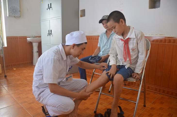 Người dân đến KCB tại Trạm Y tế xã Nguyễn Huệ, TX Đông Triều.
