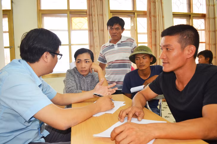 Cans bộ phường Hồng Hà làm việc với ngư dân ngay sau buổi đối thoại