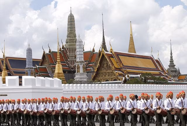 Dàn trống và binh sĩ tháp tùng xe kéo linh cữu hoàng gia.