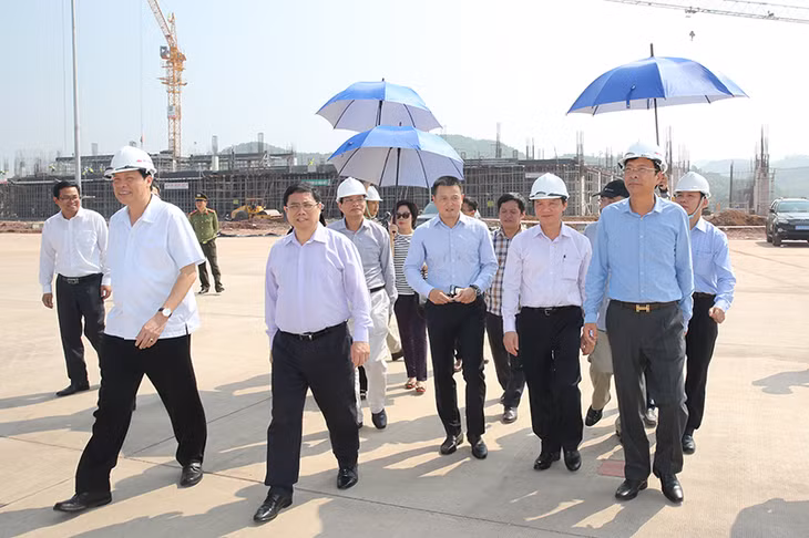 Các đồng chí lãnh đạo Trung ương và tỉnh Quảng Ninh thăm dự án Cảng hàng không Quốc tế Vân Đồn và vị trí quy hoạch khu nghỉ dưỡng chất lượng cao tại khu vực Bãi Dài, xã Hạ Long, huyện Vân Đồn.