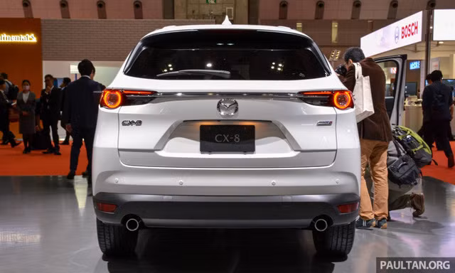 Trong khi đó, phần đuôi của Mazda CX-8 lại chịu nhiều ảnh hưởng từ CX-9 với cụm đèn hậu quen thuộc và dải crôm nối giữa. Chắn bùn bên dưới của Mazda CX-8 đã được thay đổi một chút và đi kèm 2 ống xả hình tròn.