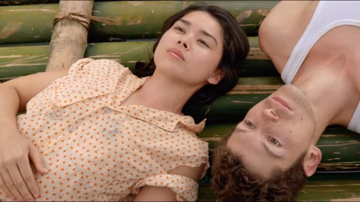 Hai nhân vật chính trong phim là Phillipe (do diễn viên Cyril Descours thủ vai) và Thi (do Audrey Giacomini) trong Bầu trời đỏ - Ảnh: Galaxy
