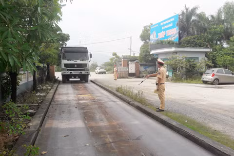Đội CSGT 1-18 cân kiểm tra tải trọng phương tiện