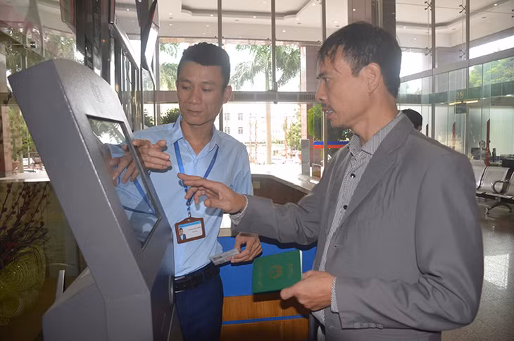 Cán bộ Trung tâm HCC tỉnh hướng dẫn người dân tra cứu thông tin