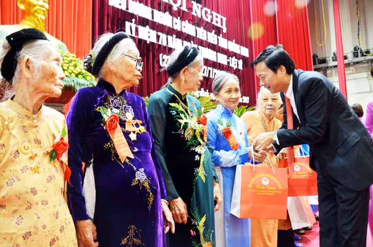 Đồng chí Nguyễn Văn Đọc, Bí thư Tỉnh uỷ, Chủ tịch HĐND tỉnh tặng quà các Bà mẹ Việt Nam Anh hùng tại Hội nghị biểu dương người có công tiêu biểu cấp tỉnh tổ chức ngày 25-7.