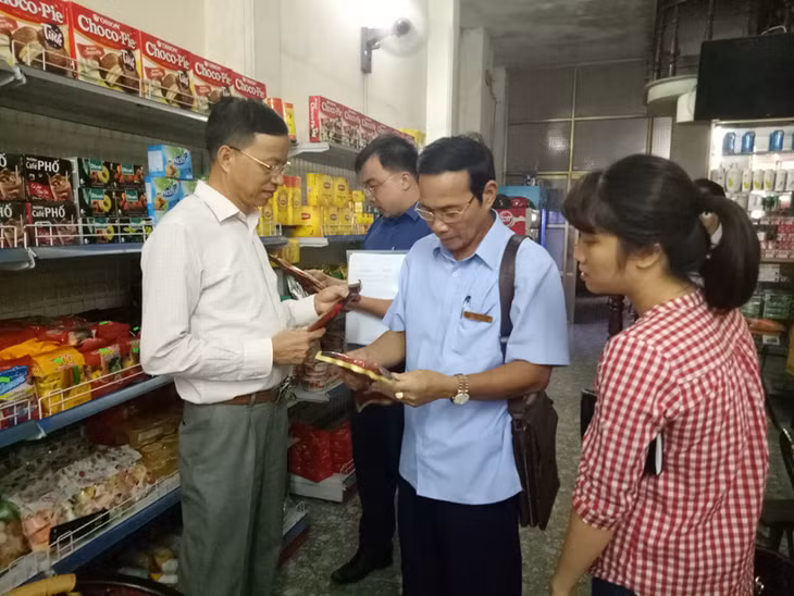 Đoàn kiểm tra liên ngành của tỉnh kiểm tra cơ sở kinh doanh bánh kẹo Qúy Hạnh (phường Thanh Sơn, TP Uông Bí) trong dịp Tết Trung thu năm 2017