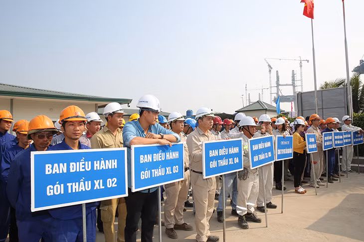 Quảng cảnh lễ phát động thi đua.