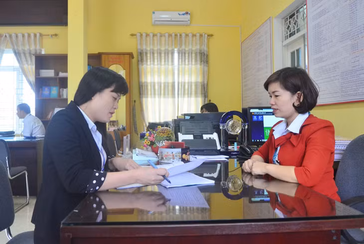 Chị Bùi Thị Kim Thủy, Phó Chủ tịch UBND phường Thanh Sơn, TP Uông Bí kiểm tra sổ nhật ký công tác của CBCC phường.