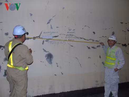 Công ty Đèo Cả đang quan trắc vết nứt để đánh giá tình hình.
