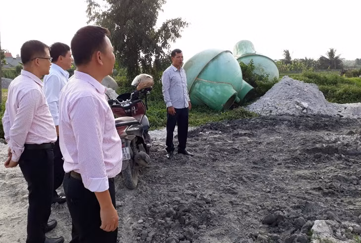 Lãnh đạo Liên minh HTX tỉnh và Chi nhánh Ngân hàng CSXH tỉnh thẩm tra đánh giá dự án hoạt động sản xuất kinh doanh tại HTX Dich vụ môi trường xanh Quảng Yên (TX Quảng Yên) 