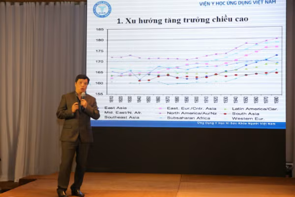 Tiến sĩ, bác sĩ Trương Hồng Sơn chia sẻ, chiều cao người Việt thấp so với thế giới. Ảnh: Maison De Bill.