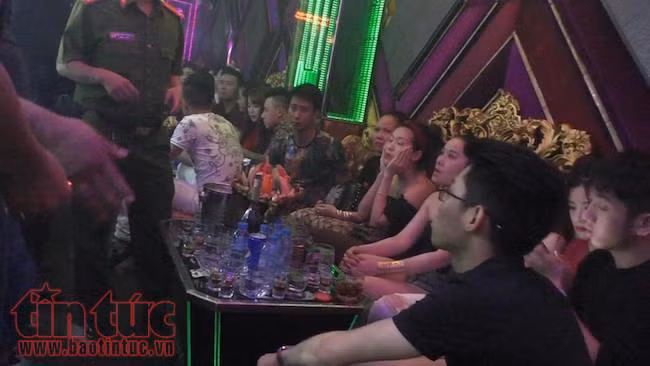Lực lượng công an bất ngờ kiểm tra hành chính 3 tụ điểm ăn chơi lớn tại trung tâm TP Hồ Chí Minh lúc rạng sáng.